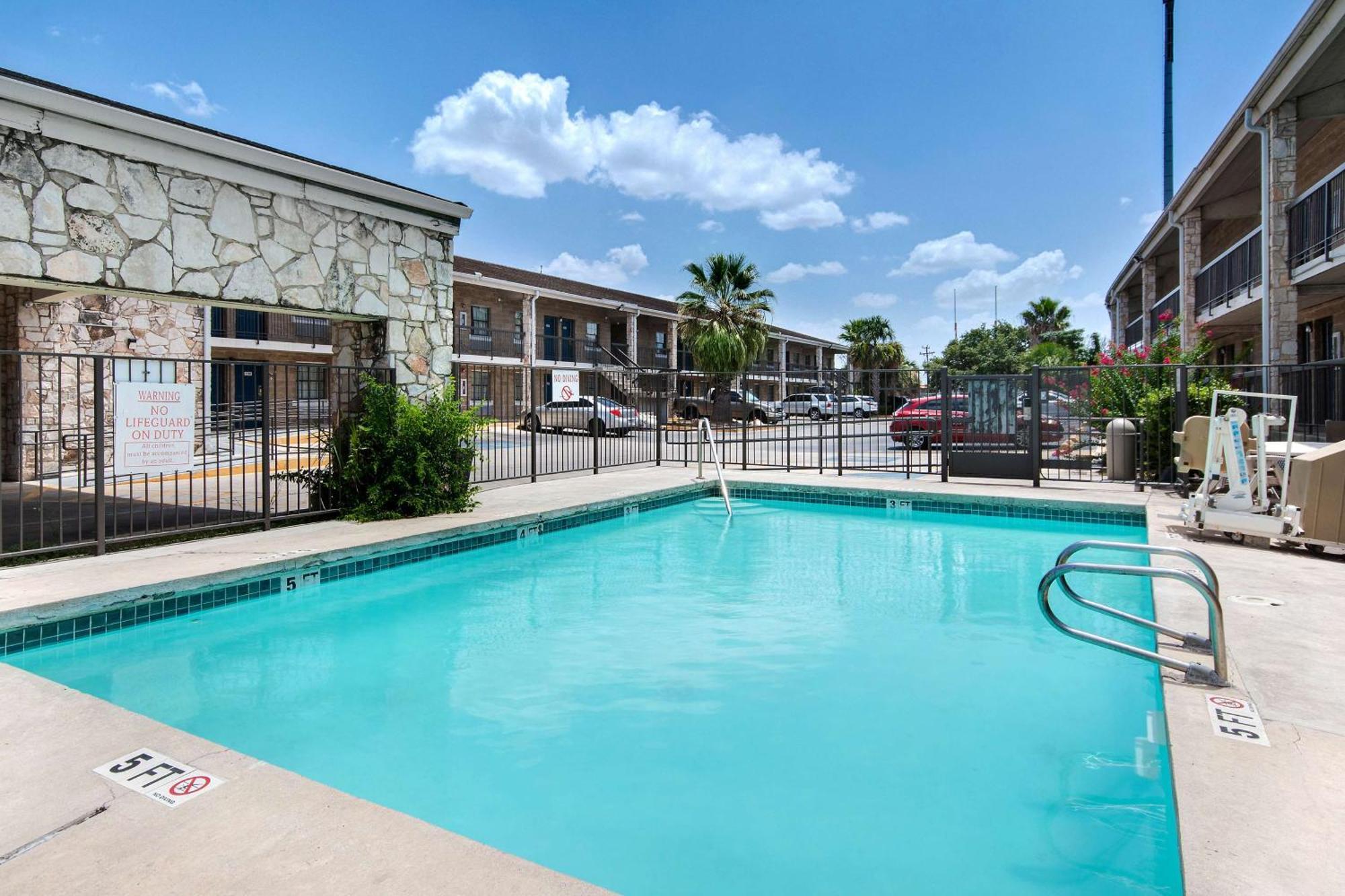 Studio 6 San Antonio Tx Northwest Medical Center Exterior photo